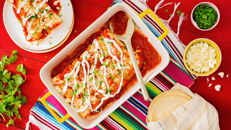 You are currently viewing 🌶️ The Delicious History of Enchiladas Rojas: From Aztec “Chili Flutes” to Modern Comfort Food